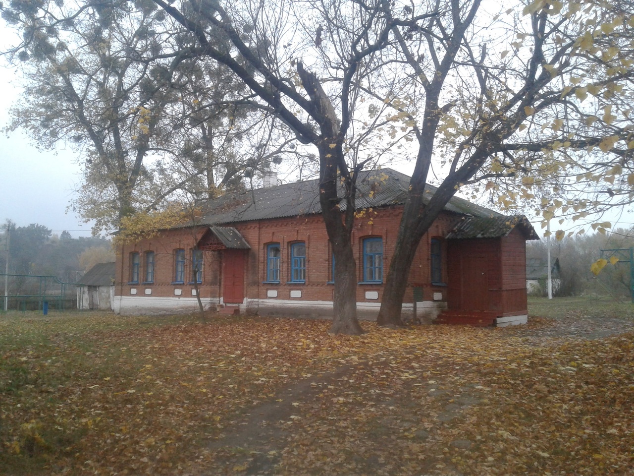 Здание школы №4(столовая и библиотека) построено в 1917 году.